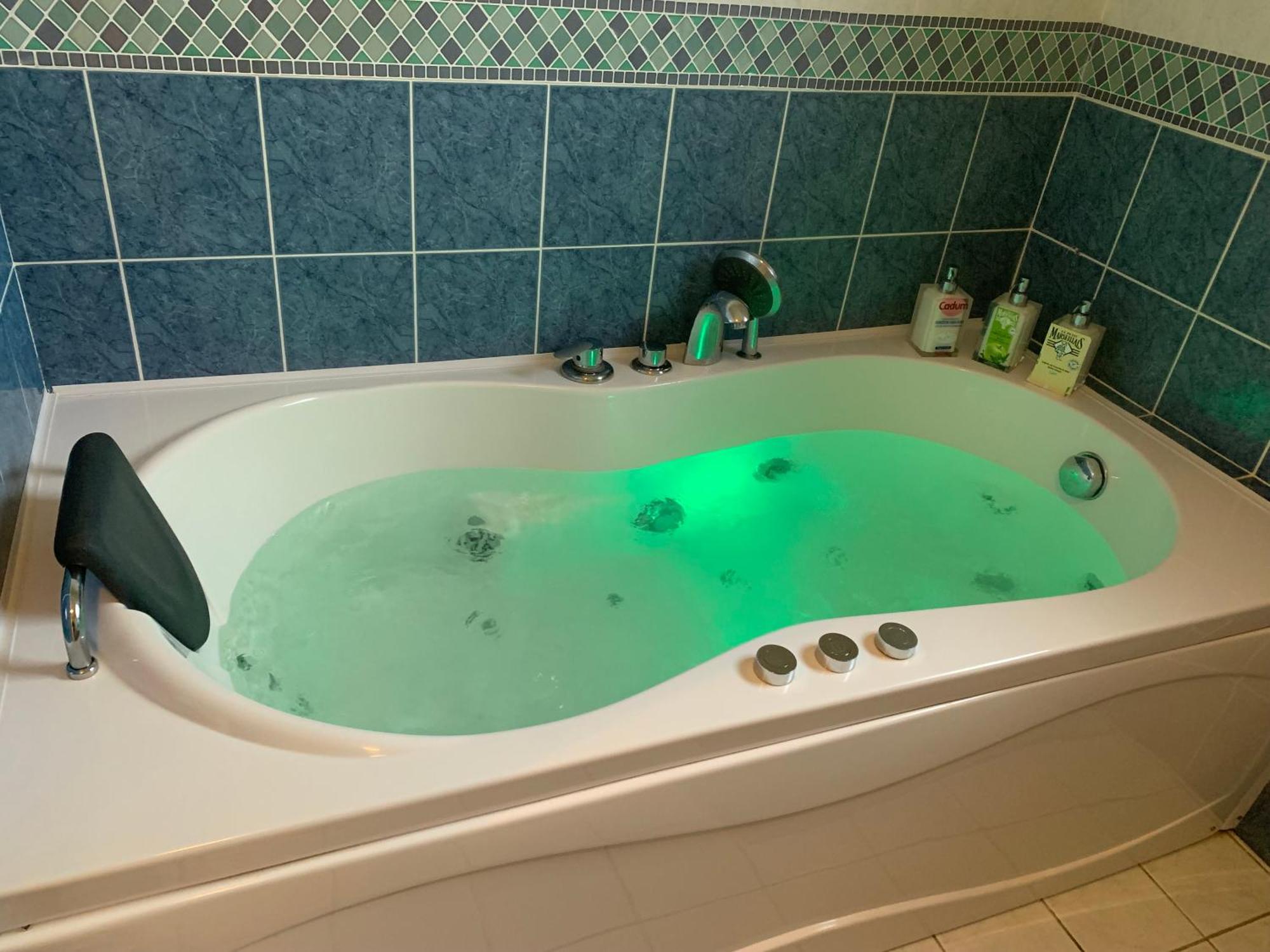 Gite 3 Etoiles Les Gourlines Avec Balneo, Veranda, Piscine Et Garage Avermes Extérieur photo