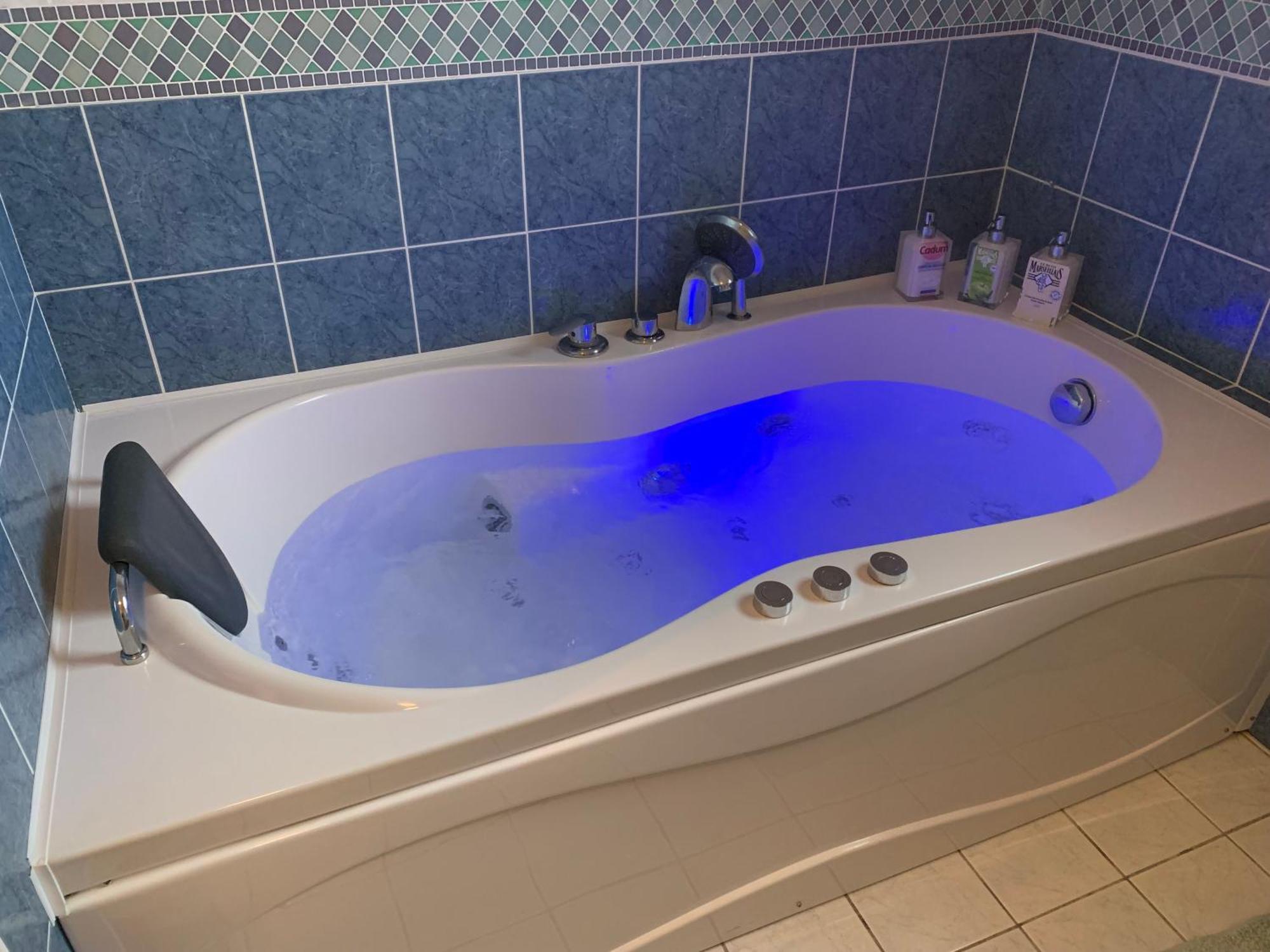 Gite 3 Etoiles Les Gourlines Avec Balneo, Veranda, Piscine Et Garage Avermes Extérieur photo